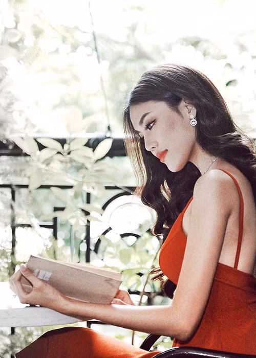 Được gia đình giáo dục nghiêm khắc từ nhỏ, Lan Khuê luôn tránh mọi thị phi, ồn ào khi bước chân vào làng giải trí.