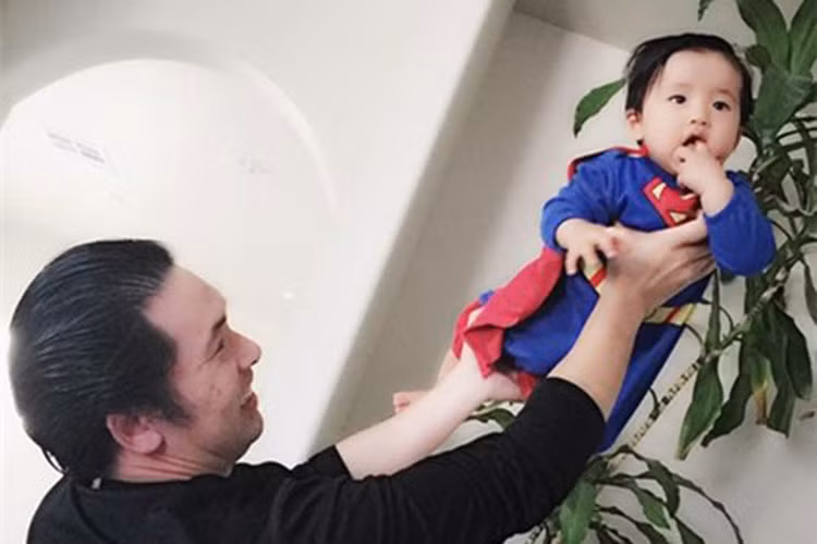 Hình ảnh ông xã của Ngọc Quyên chơi cùng con trai.