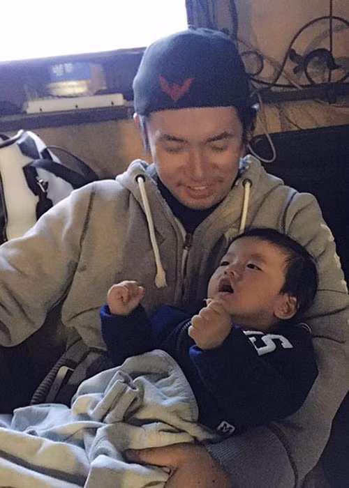 Bác sĩ Richard cũng sẵn sàng san sẻ công việc chăm sóc con trai với Ngọc Quyên.