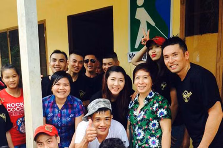 Hình ảnh ông xã của Ngọc Quyên bên vợ trong một chuyến từ thiện tại Việt Nam.