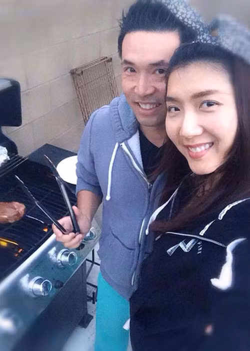 Ngọc Quyên tiết lộ ông xã thích được mang cơm đến cho vợ khi đi làm hoặc sẽ nấu cơm sẵn và chờ đợi vợ trở về.