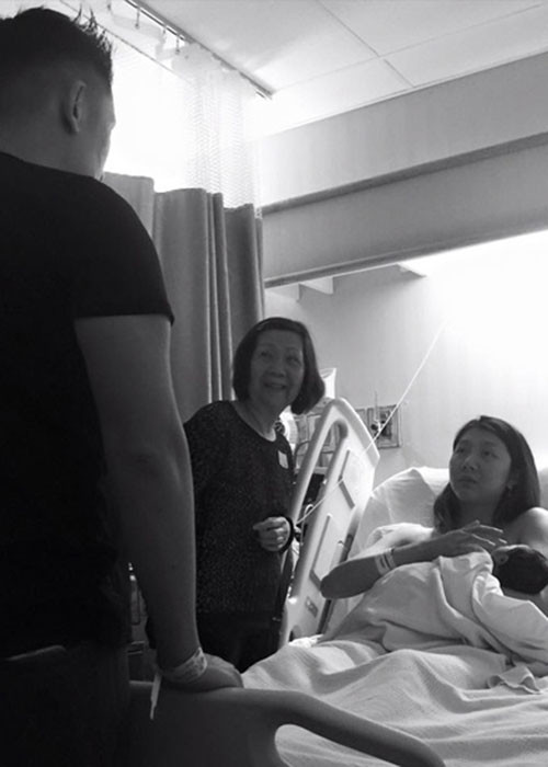 Lúc Ngọc Quyên vượt cạn, ông xã của cô luôn túc trực trong bệnh viện.