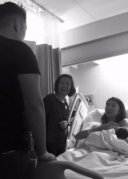 Lúc Ngọc Quyên vượt cạn, ông xã của cô luôn túc trực trong bệnh viện.