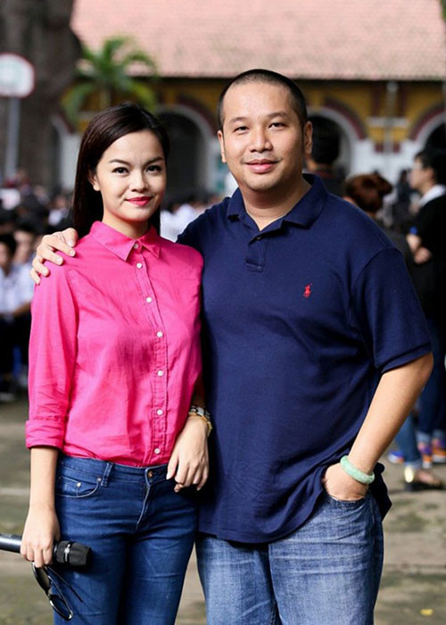 Nữ ca sĩ hỗ trợ chồng trong công việc làm phim. Ảnh: Thế giới trẻ