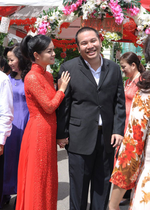 Hình ảnh cặp đôi rạng rỡ trong lễ ăn hỏi. Trước đám cưới, Phạm Quỳnh Anh và Quang Huy vốn hẹn hò bí mật trong suốt 10 năm. Ảnh: Thế giới văn hóa