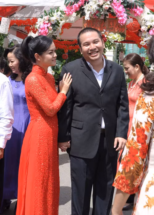 Hình ảnh cặp đôi rạng rỡ trong lễ ăn hỏi. Trước đám cưới, Phạm Quỳnh Anh và Quang Huy vốn hẹn hò bí mật trong suốt 10 năm. Ảnh: Thế giới văn hóa