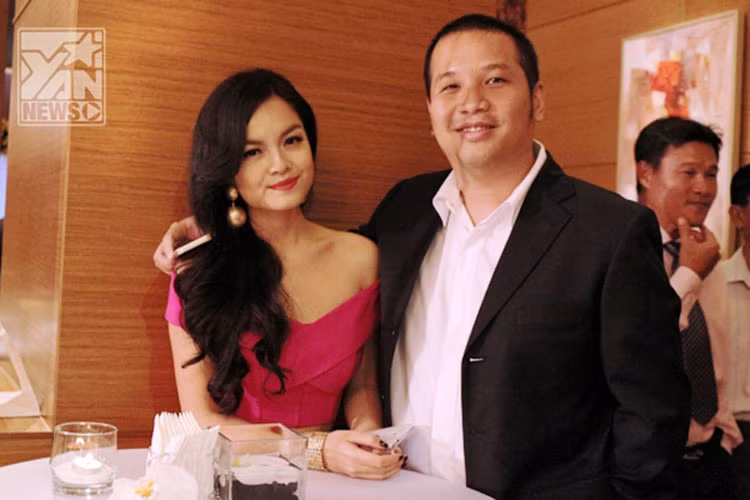 Năm 2015, Quang Huy không ngần ngại bày tỏ tình yêu và lòng biết ơn dành cho Phạm Quỳnh Anh. "Nhờ cô ấy chu toàn mọi việc trong nhà mà tôi mới có thể toàn tâm toàn ý cho công việc", anh chia sẻ trên Thế giới Văn hóa. Ảnh: Yan