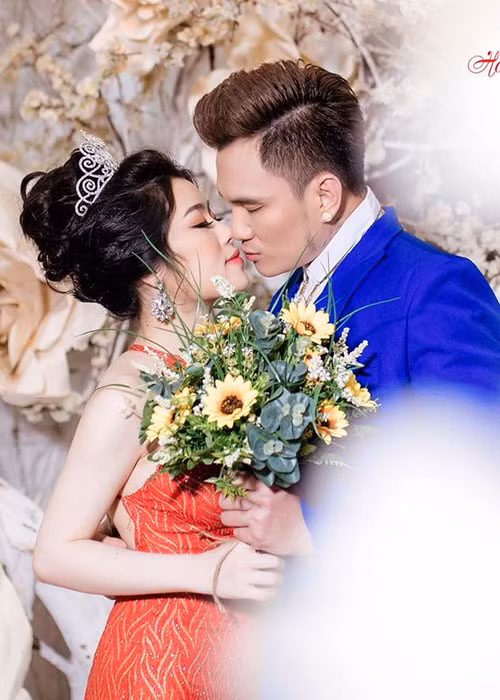 Lâm Chấn Huy được gắn mác ca sĩ hội chợ nhưng có cát-sê khá cao. Ảnh: FBNV