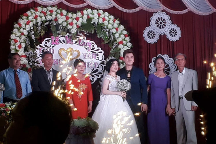Nam ca sĩ đã bí mật tổ chức lễ ăn hỏi và kết hôn trong ngày 30/9 tại Bình Phước - quê cô dâu. Ảnh: Danviet