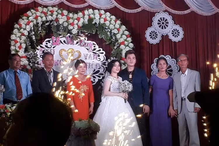 Nam ca sĩ đã bí mật tổ chức lễ ăn hỏi và kết hôn trong ngày 30/9 tại Bình Phước - quê cô dâu. Ảnh: Danviet