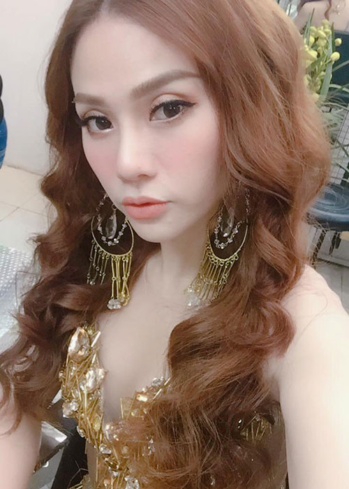 "Gái một con" chuộng mặc trang phục gợi cảm khi đi diễn lẫn ở đời thường.