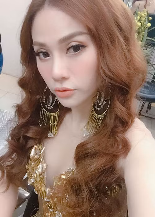 "Gái một con" chuộng mặc trang phục gợi cảm khi đi diễn lẫn ở đời thường.