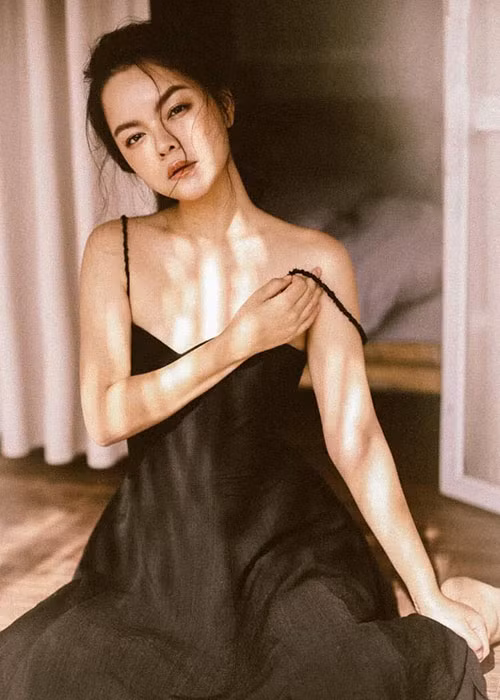 Hình ảnh Phạm Quỳnh Anh quyến rũ gây bất ngờ bởi cô lúc nào cũng gắn liền với hình ảnh kín đáo.