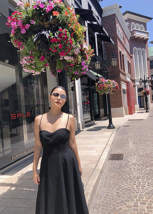 Thành viên nhóm H.A.T khá chuộng váy hai dây khoe vai trần quyến rũ.