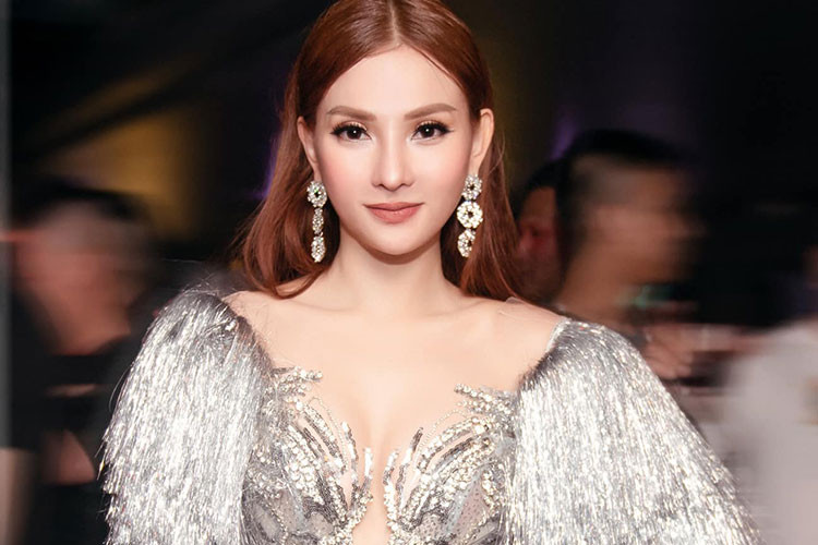 Năm 2017, Thu Thủy đã chấm dứt mối tình bắt đầu từ năm 18 tuổi. Hậu ly hôn, nữ ca sĩ gợi cảm hơn hẳn.