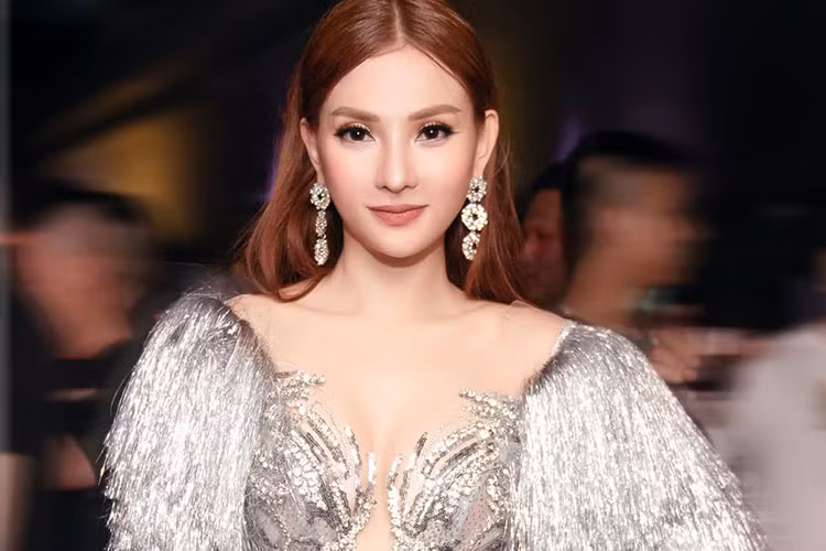 Năm 2017, Thu Thủy đã chấm dứt mối tình bắt đầu từ năm 18 tuổi. Hậu ly hôn, nữ ca sĩ gợi cảm hơn hẳn.