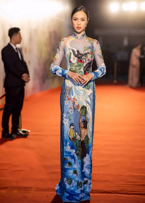 Ngoài nữ diễn viên Khả Ngân, lễ khai mạc còn có sự góp mặt của Vũ Ngọc Anh. Tại sự kiện, cô diện trang phục áo dài.