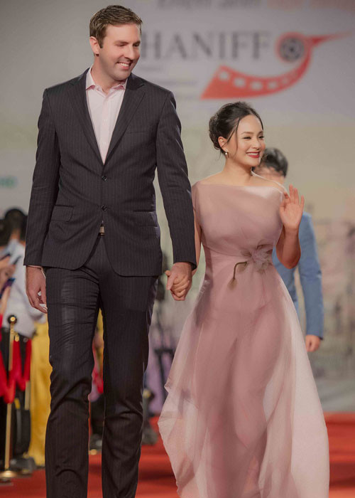 Lan Phương sánh đôi bên chồng ngoại quốc dự lễ khai mạc.