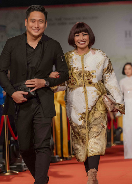 Dự lễ khai mạc, Phương Thanh tươi rói bên Minh Tiệp.