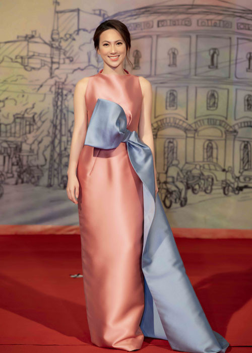 Nữ diễn viên trẻ Phương Anh Đào cũng tham gia lễ khai mạc Liên hoan phim quốc tế Hà Nội lần thứ V.