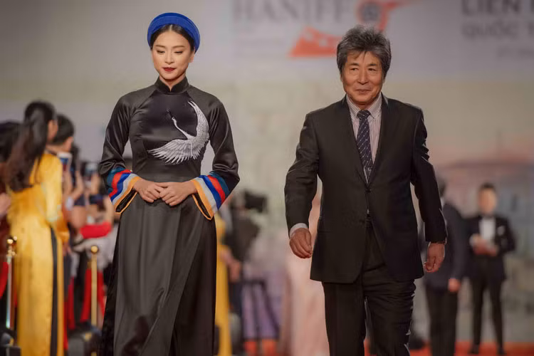 Ngô Thanh Vân diện áo dài dự khai mạc Liên hoan phim quốc tế Hà Nội lần thứ V.