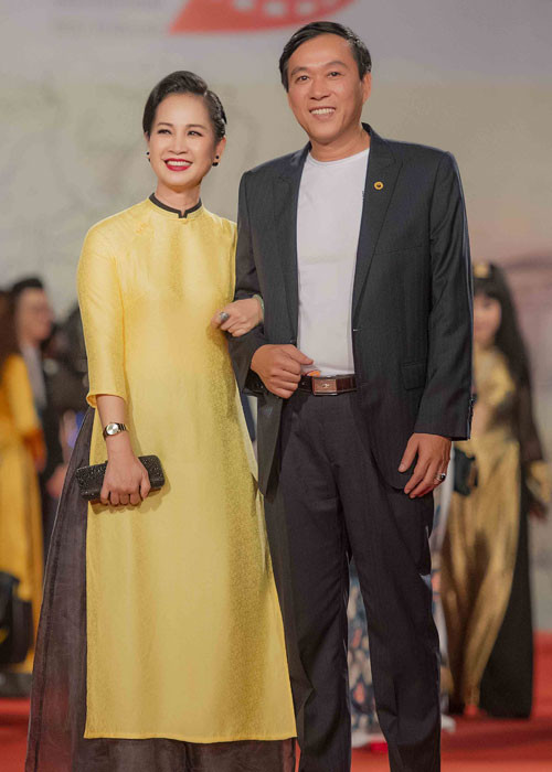 NSND Lan Hương được ông xã tháp tùng tại sự kiện.