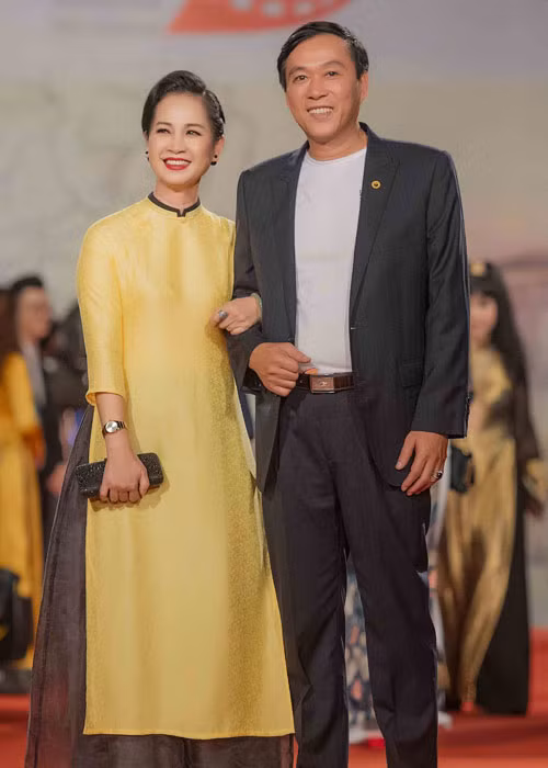 NSND Lan Hương được ông xã tháp tùng tại sự kiện.