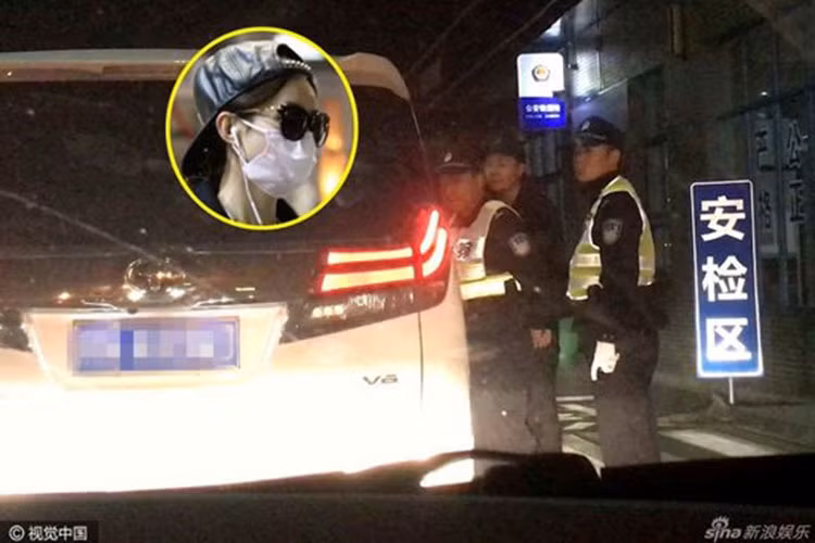 Năm 2017, xe của Triệu Lệ Dĩnh bị cảnh sát yêu cầu dừng lại để kiểm tra giấy tờ. Dù bị yêu cầu xuống xe để kiểm tra nhưng nữ diễn viên Triệu Lệ Dĩnh lại nói không thể vì là người nổi tiếng. Ảnh: Sina