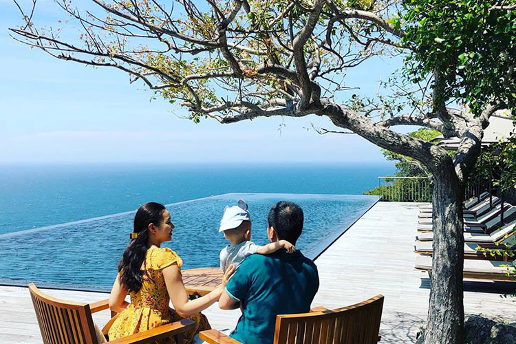 Hiện tại, Hoa khôi Bích Khanh có tổ ấm hạnh phúc bên ông xã và cậu con trai kháu khỉnh. Ảnh: FBNV