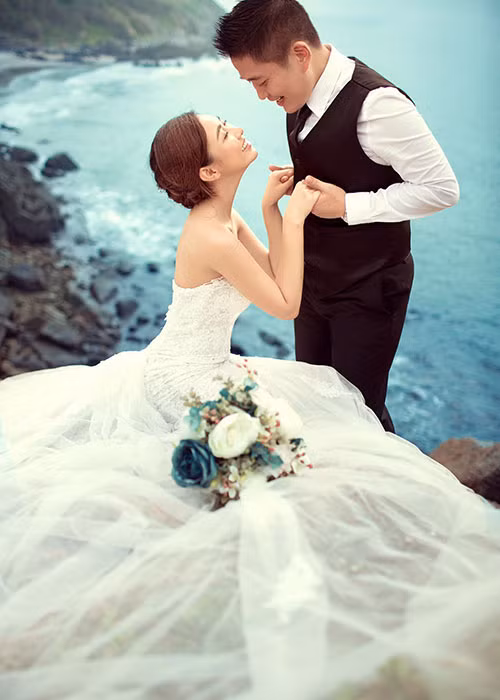 Bích Khanh trắng tay tại cuộc thi Hoa hậu Hòa bình Quốc tế 2013. Sau đấu trường nhan sắc quốc tế nay, cô khá im hơi lặng tiếng. Đến năm 2015, Bích Khanh kết hôn với một doanh nhân hơn cô 7 tuổi. Ảnh: FBNV