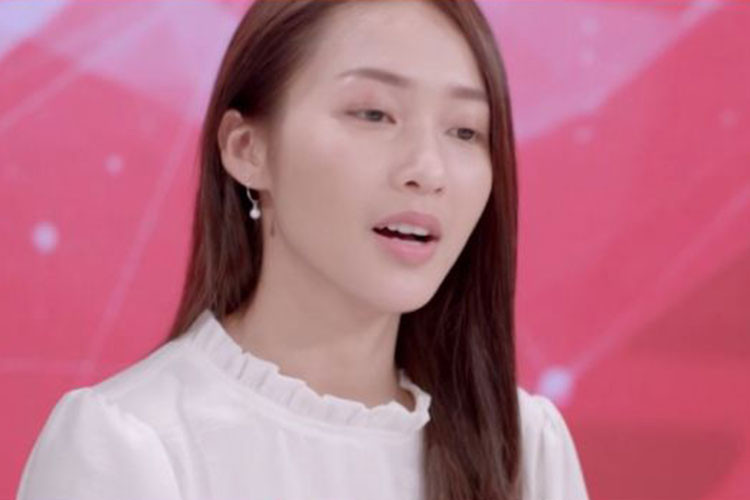 Làm khách mời chương trình sức khỏe trong "Hậu duệ mặt trời" bản Việt tập 5, nữ diễn viên dường như thoại để trả bài. Ảnh: chụp màn hình