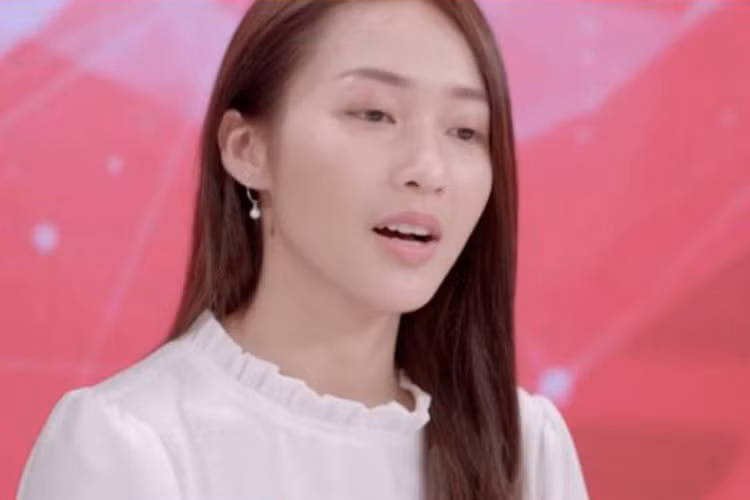 Làm khách mời chương trình sức khỏe trong "Hậu duệ mặt trời" bản Việt tập 5, nữ diễn viên dường như thoại để trả bài. Ảnh: chụp màn hình