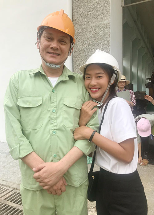 Hình ảnh Khả Ngân thân thiết với nghệ sĩ Hữu Châu trên phim trường. Ảnh: FBNV