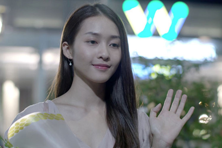 Ở cảnh quay tạm biệt Song Luân, Khả Ngân bị nhận xét có biểu cảm như buồn ngủ. Ảnh: Zing