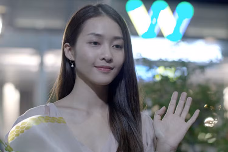 Ở cảnh quay tạm biệt Song Luân, Khả Ngân bị nhận xét có biểu cảm như buồn ngủ. Ảnh: Zing