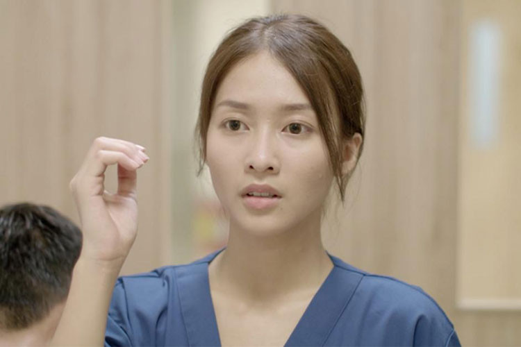 Ngoài phong cách trang điểm, Khả Ngân còn mất điểm bởi lối diễn xuất thiếu cảm xúc. Trong phân cảnh bị Song Luân hất điện thoại, Khả Ngân bị chê có biểu cảm đơ cứng. Ảnh: Khampha