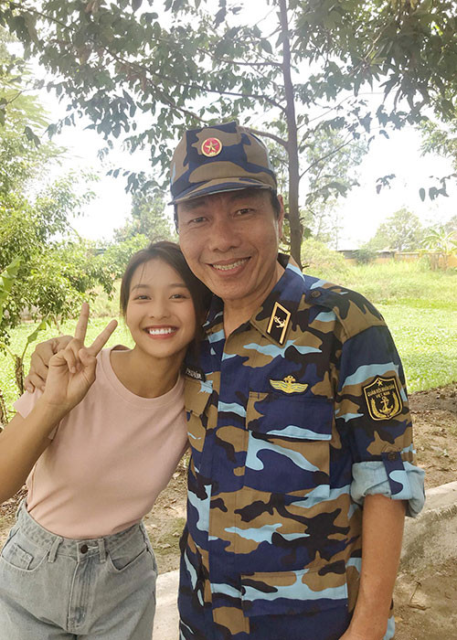 Quay phim "Hậu duệ mặt trời" bản Việt, Khả Ngân có những kỷ niệm đáng nhớ bên các đồng nghiệp. Ảnh: FBNV