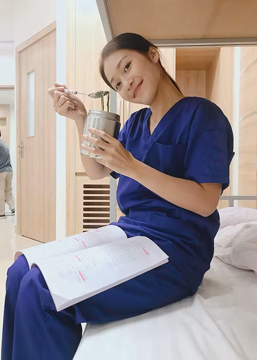 Trước "Hậu duệ mặt trời" bản Việt, Khả Ngân có sự nghiệp diễn xuất khá mờ nhạt. Ảnh: FBNV