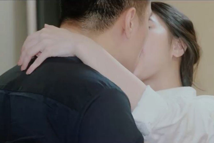 Hình ảnh Việt Anh và Đới Bích Hạnh khóa môi nhau ngọt ngào trong MV "Không thể thay thế".