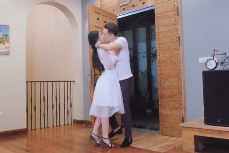 Vì diễn nhập tâm nên nam diễn viên phim "Người phán xử" khiến bà xã Trần Hương ghen, dọa ly hôn.