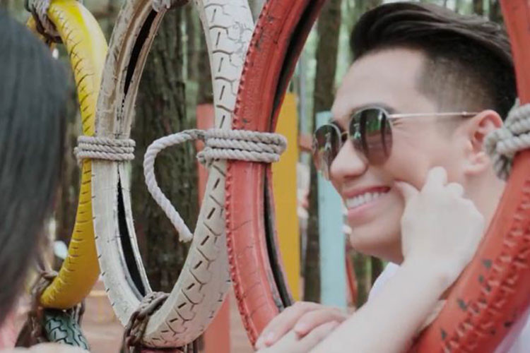 Chia sẻ trên Tiền Phong, Việt Anh cho hay anh sẵn sàng nhận lời đóng MV vì tình bạn với Quang Hà dù sau MV này, gia đình Việt Anh có sóng gió.