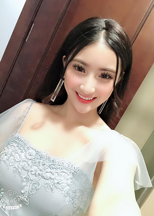 Bạn diễn của Việt Anh trong MV sở hữu gương mặt khá ưa nhìn cùng vóc dáng gợi cảm.