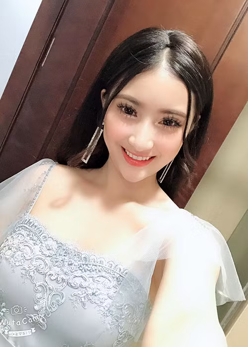 Bạn diễn của Việt Anh trong MV sở hữu gương mặt khá ưa nhìn cùng vóc dáng gợi cảm.