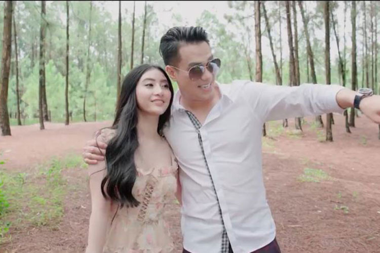 Không có nhiều kinh nghiệm, Đới Bích Hạnh đã được Việt Anh chỉ dạy diễn xuất.