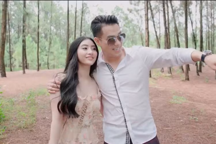 Không có nhiều kinh nghiệm, Đới Bích Hạnh đã được Việt Anh chỉ dạy diễn xuất.