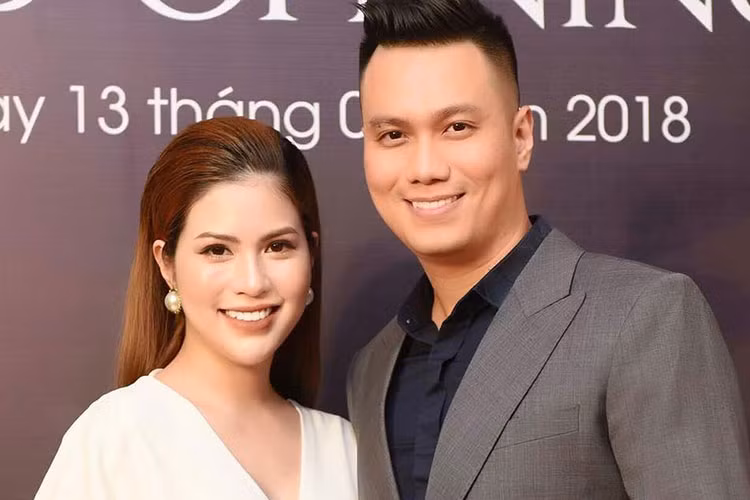 Gần đây, Việt Anh và vợ bất ngờ cập nhật trạng thái độc thân dấy nghi vấn tình cảm trục trặc. Về phía Việt Anh, anh chia sẻ đó chỉ là bấm nhầm.