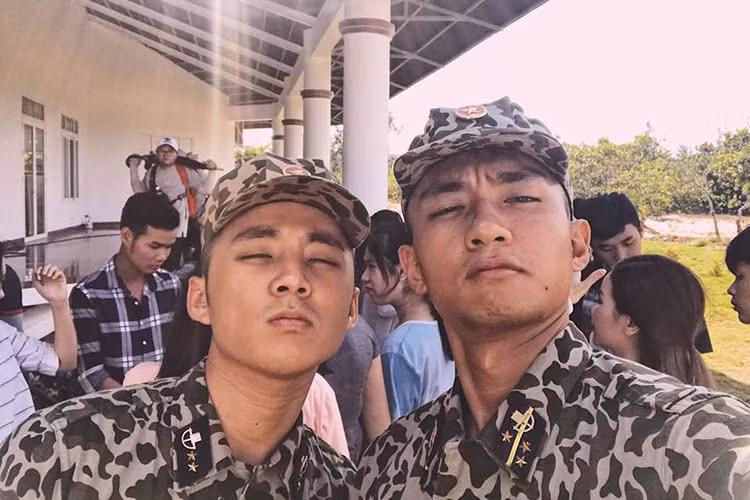 Him Phạm là cựu thành viên nhóm nhạc The Air. Vì muốn theo đuổi con đường làm diễn viên, anh quyết định tách khỏi nhóm từ tháng 3/2018.