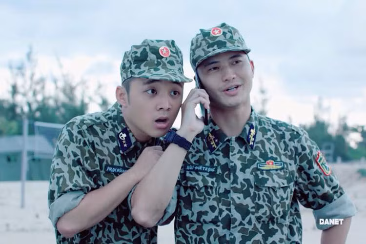 Trong phim, Him Phạm đảm nhận vai binh nhất lém lỉnh Hoàng Nam.