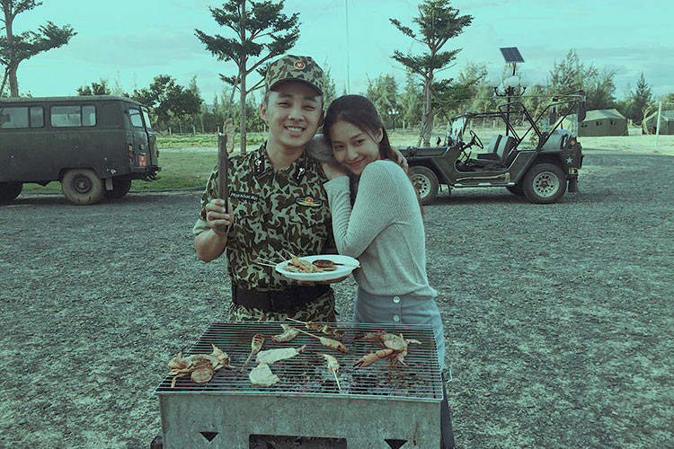 Trên phim trường, Him Phạm rất thân thiết với các diễn viên chính Khả Ngân, Hữu Vi.