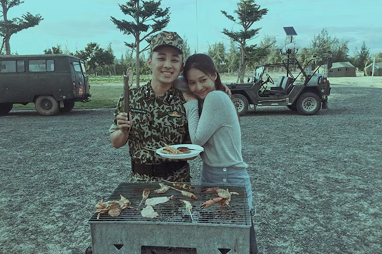 Trên phim trường, Him Phạm rất thân thiết với các diễn viên chính Khả Ngân, Hữu Vi.